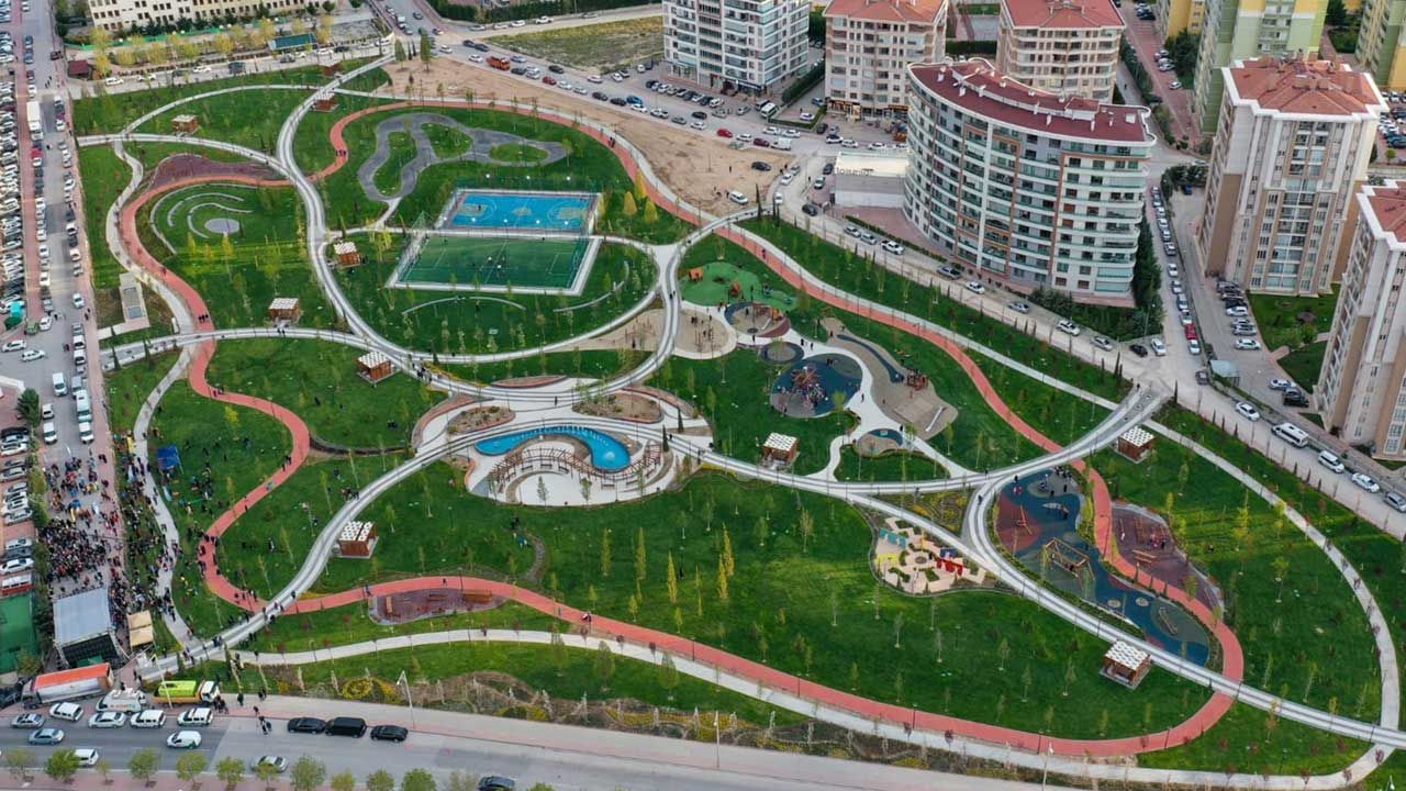 Başkan Altay Konya'da bir parkı daha açtı ilk penaltıyı kendisi kullandı