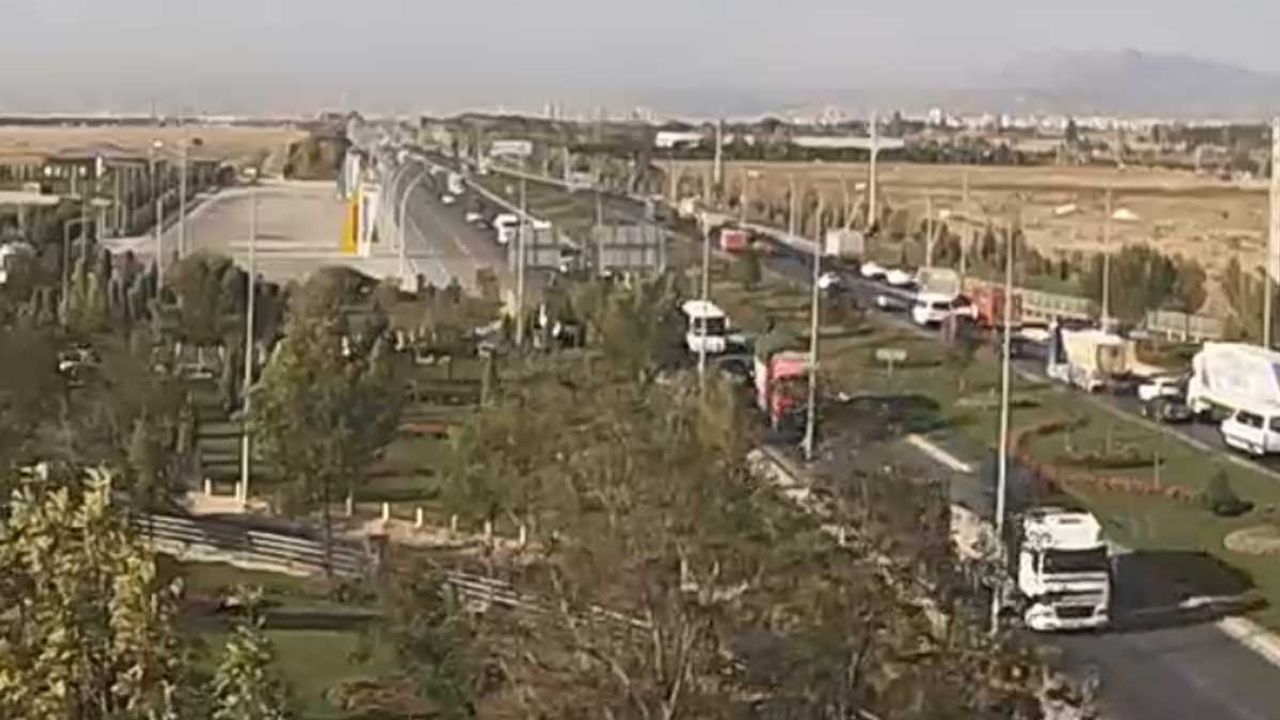 Konya'da Bilim Merkezi Önünde Trafik Kazası: İtfaiye ve Sağlık Ekipleri Olaya Müdahale Etti