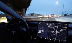 Bunu da gördük! Tesla polisten kaçabiliyor