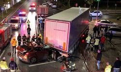 Japon Parkı Tramvay Durağı Yanında Feci Kaza: Otomobil Tırın Altına Girdi