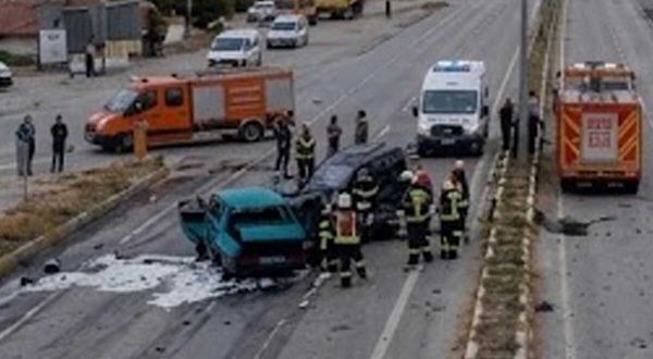 KONYA'DA FECİ KAZA! OTOMOBİL İKİYE BÖLÜNDÜ