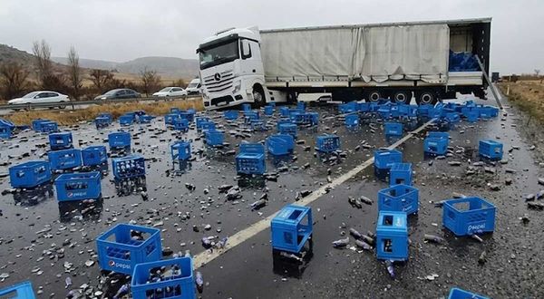 YAĞMUR YAĞDI KOLA YÜKLÜ TIR YOLU KAPATTI