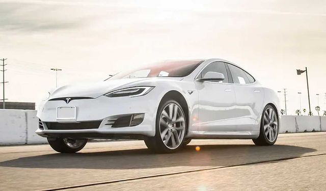 Tesla, Otopilot Sorununu Gidermek İçin 2 Milyon Aracını Geri Çağırıyor