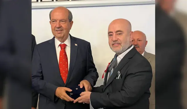 Konya’nın usta kuyumcusu Servet Küçükdemirel’den Cumhurbaşkanı Ersin Tatar’a anlamlı hediye