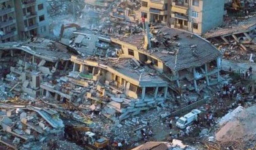 17 AĞUSTOS 1999 DEPREMİ
Türkiye'yi o dönemde derinden sarsan binlerce insanın ölümüyle sonuçlanan 17 Ağustos depreminin ardından Türkiye'deki konutların sağlamlığı tartışmaya açılmıştı. Son yaşanan İzmir depremiyle birlikte de Çevre Şehircilik ve İklim Bakanı Murat Kurum, 2001 yılı öncesinde yapılan binaların riskleri üzerinde durarak kentsel dönüşümün gerekliliğine vurgu yapmıştı.