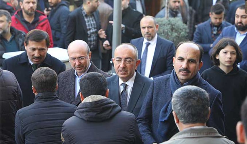 Hatay'da da Konya'da olduğu gibi çalışmaları merkezinden koordine eden Başkan Altay, Meram Belediye Başkanı Mustafa Kavuş, Karatay Belediye Başkanı Hasan Kılca, Selçuklu Belediye Başkanı Ahmet Pekyatırmacı ile Cuma namazında Kapu Camiinde vatandaşlarla buluştu.