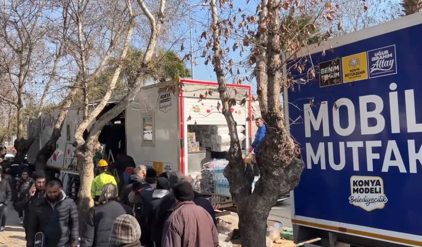 Ayrıca Konya’dan Hatay’ın 3 ayrı bölgesine giden 14 mobil mutfak, Hataylı vatandaşlara ve arama kurtarma ekiplerine sıcak yemek servisi yapıyor.