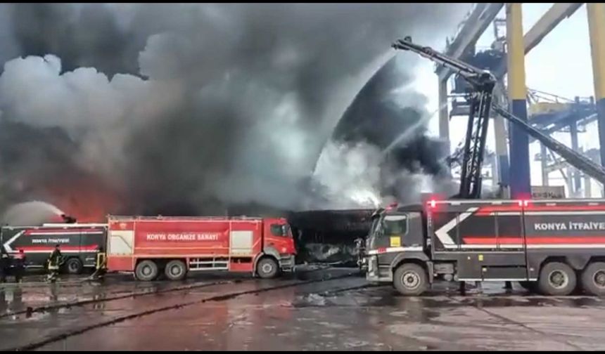Konya Büyükşehir Belediyesi’nin Endüstriyel İtfaiye araçları da İskenderun Liman yangınına müdahale ediyor.