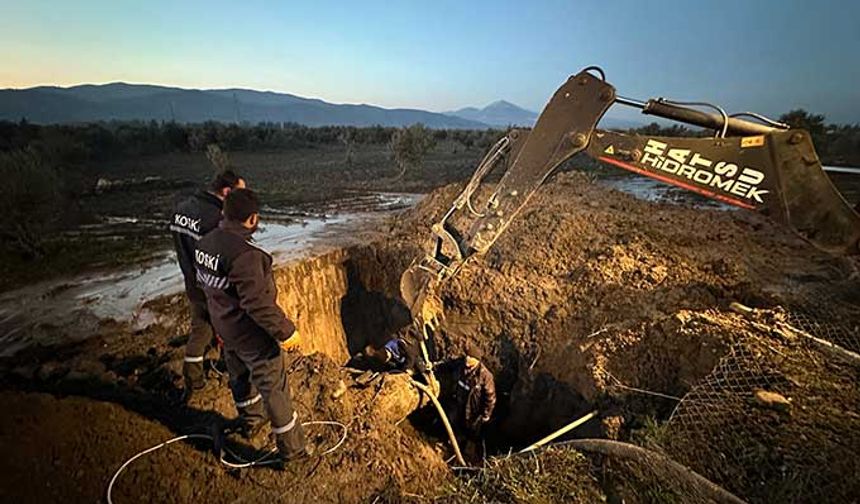 Şehir merkezinde ve civarda elektrik enerjisi olmaması dolayısıyla pompa istasyonlarında gerekli operasyonları yaparak jeneratörler aracılığıyla pompaları çalıştırdıklarını ve Hatay’ın ana terfi hattına su basarak besleme deposuna suyu intikal ettirdiklerini ifade eden Demir, “Bir taraftan da arıtma tesisleri tarafından gelen isale hattının çalıştırılması kısmına girdik. Orada da enerji olmadığı için bypass ile çalıştırma mecburiyeti doğdu. Ancak bu suyu verince şebekede meydana gelen büyük arızalar vardı. Bu arızalar da ekiplerimiz tarafından giderilerek bugün itibariyle Hatay ilinin depolarına suyu vermiş olduk. Ancak şebekeye suyu veremiyoruz. Sebebi, şehirde büyük yıkımın oluşması nedeniyle enkaz çalışma alanlarındaki zeminde meydana getirecek olan gevşeme daha büyük facialara yol açabilir. Bundan dolayı şehrin iç kesimlerine su veremiyoruz. Asıl hedefimiz, Hatay ilinin şehir şebekesinin çalıştırılması. Şu anda ekiplerimizle burada yoğun bir şekilde çalışma yapıyoruz. İnşallah önümüzdeki hafta içerisinde şehirde suyu vermiş olacağız. Allah böyle faciaları ülkemize ve milletimize bir daha yaşatmasın.” ifadelerini kullandı.