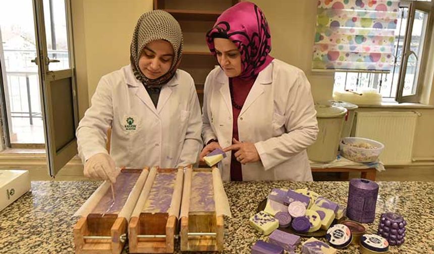 Lavanta sabunu ve dekoratif mumların üretilmesiyle başlayan “Atölye Karatay” projesi, önümüzdeki dönemlerde daha da genişleyecek ve ürün çeşitliliği daha da artacak. Atölyede üretilecek ürünler ise Karatay Termal Tatil Köyü, Kafe Karatay’lar ile Karatay Büfelerde satılmaya başlayacak. 