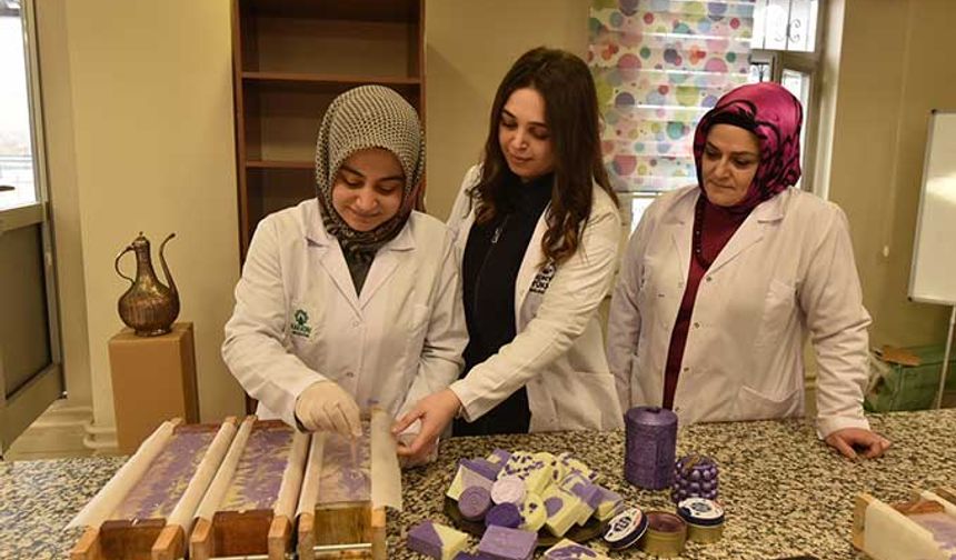 Konya Büyükşehir Belediyesi Tarımsal Hizmetler Dairesi Başkanlığı Eğitim Birimi’nden Sultan Melike Bozoğlan, projeye dâhil olan Karataylı kadınlara üretim öncesinde Lavanta’nın özelliğinden söz konusu bitkiden üretilebilecek ürünlere ve üretim aşamalarına kadar detaylı bir eğitim verdi. 