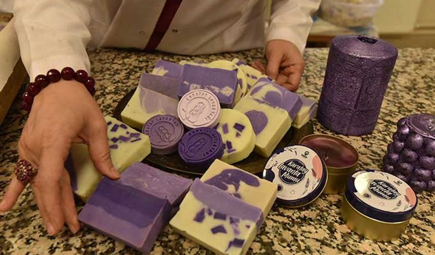 Verilen eğitimin ardından Sedirler Sosyal Tesisleri içerisindeki “Atölye Karatay”da haftanın üç günü lavanta sabunu ve dekoratif mumlar üretilmeye başlayan Karataylı kadınlar, bu sayede Konya ile Karatay için yeni bir ekonomik değerin ortaya çıkmasını sağlıyor. 
