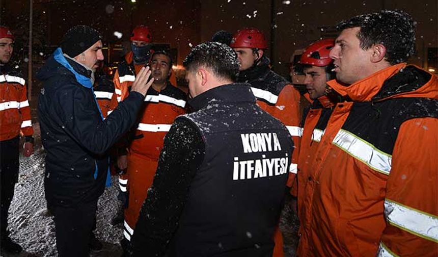 BAŞKANLAR AKOM’DA

Başkan Altay, sabah saatlerinde ise Karatay Belediye Başkanı Hasan Kılca, Meram Belediye Başkanı Mustafa Kavuş ve Selçuklu Belediye Başkanı Ahmet Pekyatırmacı ile birlikte Büyükşehir Belediyesi Afet Koordinasyon Merkezi’nde (AKOM) koordinasyon toplantısı yaptı.