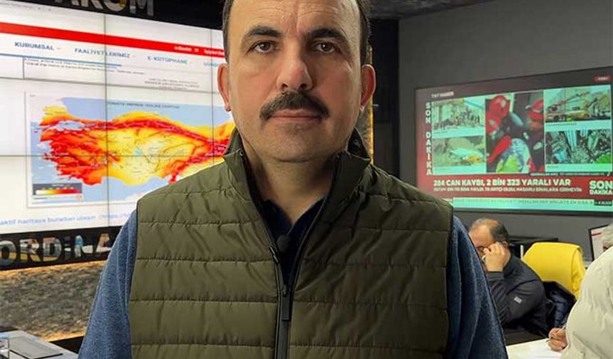 İlk andan itibaren AKOM’da gerekli çalışmaları yürüttüklerini aktaran Başkan Altay, “İlk aşamada arama-kurtarma ekiplerimizi koordine ederek hemen onları yola çıkarmıştık. Şu an itibariyle iş makinesi, yiyecek ve giyecek desteği konusunda da çalışmalarımızı yürütüyoruz. Konya Büyükşehir Belediyesi ve merkez ilçe belediyelerimizden şu an itibariyle 68 araç, 146 personel yola çıkmış durumda. Ayrıca AFAD Koordinasyon Merkezi tarafından yapılan bölüştürülmede Konya Hatay’la eşleştirildi. Hatay Valimizle ve görevlendirilen vali yardımcımızla koordinasyonu sağlamış durumdayız. Oradaki istekleri karşılamakla ilgili süreci bir an önce yürütmek için tüm ekiplerimiz seferber olmuş durumda. Bir taraftan da Konya’daki ihtiyaçların karşılanmasıyla ilgili çalışmaları yürütüyoruz. Ayrıca personelimiz Konevi Yerleşkesi’nde kan bağışında bulunmaya başladı. Ben tüm vatandaşlarımızdan da ihtiyaç halinde kullanılmak üzere kan bağışında bulunmaları için Kızılay’a başvurmalarını rica ediyorum. Bu süreci hep birlikte yöneteceğiz. Tüm milletimize geçmiş olsun. Devletimiz güçlüdür. İnşallah bunun üstesinden de geleceğiz. Rabbim devletimize zeval vermesin” ifadelerini kullandı.