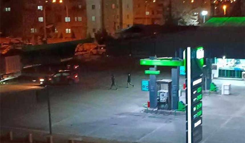 Karakayış Caddesi üzerinde bulunan petrol istasyonunda bir araçta patlama meydana geldi. Patlamaya neyin sebep olduğu bilinmiyor. 