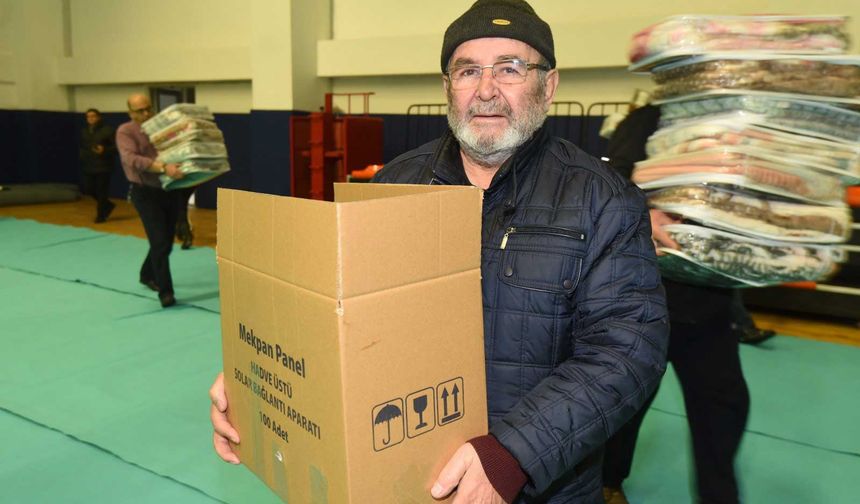 “İlçe belediye başkanlarımızın yardım toplama merkezlerinden paylaştığı şu fotoğrafları görüp duygulanmamak mümkün değil. Gözlerim doldu. Ne desem duygumu tarif edemiyorum. Ne güzel şehirsin Konya, ne gönlü geniş insanlarsınız Konyalılar. Allah sizlerden razı olsun.”