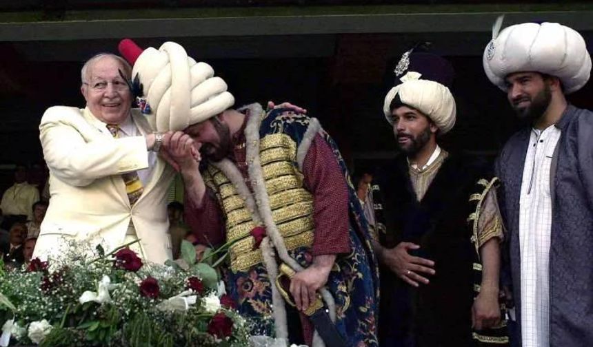 Türk siyasetine ideolojisi ve üslubuyla yeni bir heyecan getiren Necmettin Erbakan, 29 Ekim 1926'da Sinop'ta doğdu. Babasının ağır ceza reisi olması dolayısıyla çocukluğu farklı şehirlerde geçen Erbakan, Kayseri Cumhuriyet İlkokulu'nda başladığı ilkokul eğitimini Trabzon'da tamamladı.