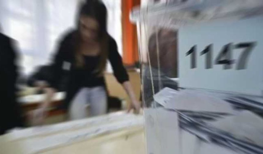Aksoy Araştırma'nın bir önceki araştırmasına göre AK Parti Ekim-Aralık ayları arasında oyunu yüzde 4,8 artırmıştı. Son 1 aylık düşüş ise yüzde yüzde 1,2 olarak açıklandı. 