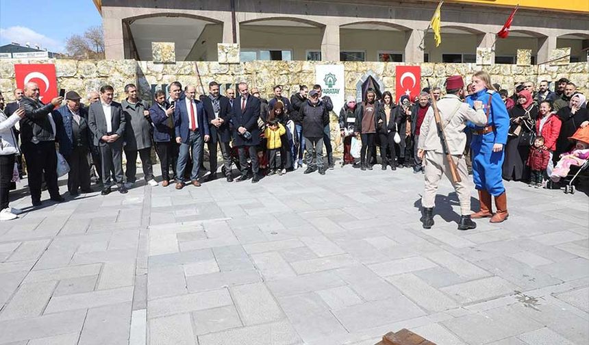 Hükümet Meydanı’nda, bin 100 metrekarelik alana içerisi panoramik olarak tasarlanan tarihi kalede gerçekleştirilen programa Konyalılar büyük ilgi gösterdi. 