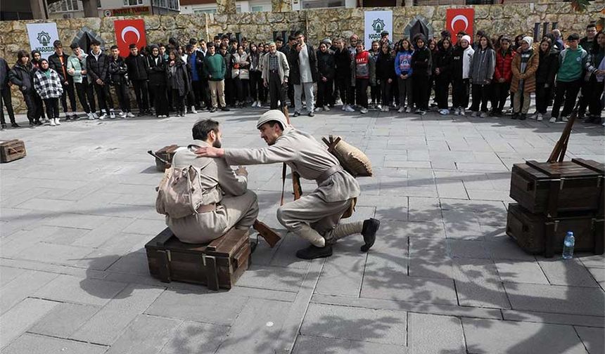 13 kişilik profesyonel tiyatro oyuncularının sahne aldığı proje vatandaşlardan tam not alırken; Çanakkale şehitlerinin anıldığı tiyatro gösterilerinde duygu dolu anlar yaşandı.