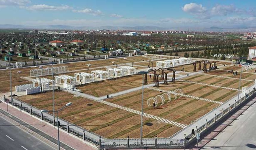 Tamamlandığında güzellikleri, renkleri ve kokularıyla Karatay Lavanta Bahçesi’nin ardından ilçenin yeni cazibe noktası olması planlanan Karatay Gül Bahçesi’nde ilk gül fidanları da toprakla buluşmaya başladı.