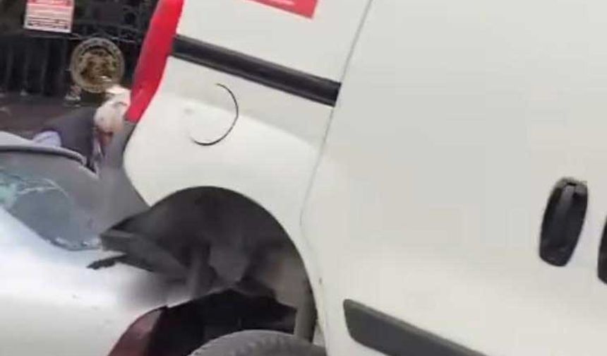 Kaza sonrası trafik durdu. Ekiplerin müdahalesi üzerine yaralılar hastaneye kaldırıldı. Kazayla ilgili soruşturma sürüyor.