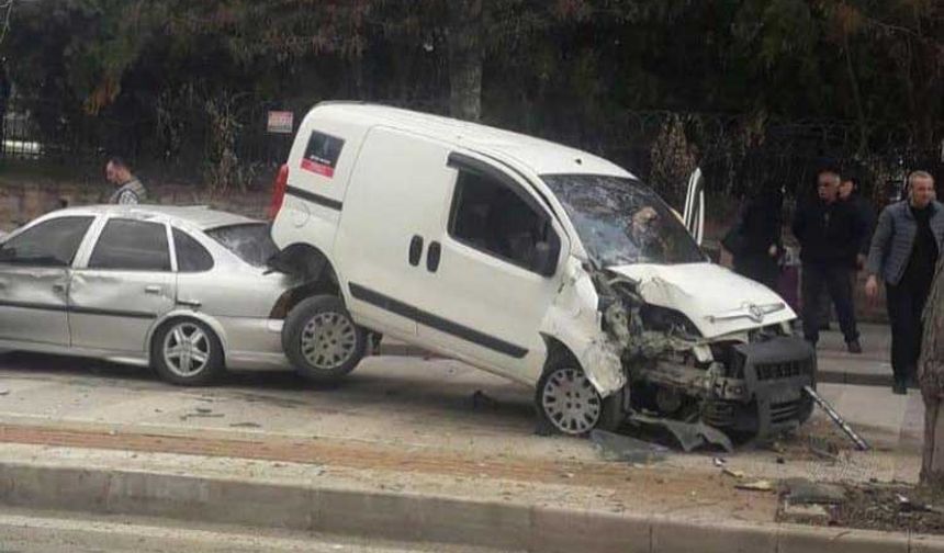 Hızla gelen araç çarptıktan sonra aracın altıntan geçti ve diğer aracı üstünden attı.