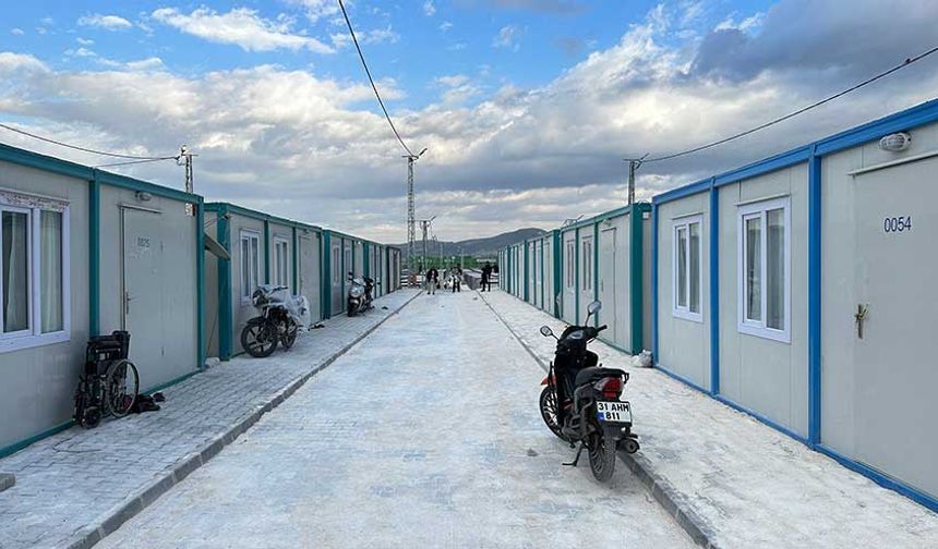 Başkan Altay, “Konya olarak Hatay’daki çalışmalarımıza aralıksız olarak devam ediyoruz. Şu anda konteyner kentimizin birinci etabındayız. Konya Büyükşehir Belediyesi, Meram, Karatay, Selçuklu belediyelerimiz, Konya Ticaret Odası, Konya Sanayi Odası ve Konya Ticaret Borsası olarak yapmış olduğumuz konteyner kentimizin ilk etabında 442 konteyner bulunuyor.