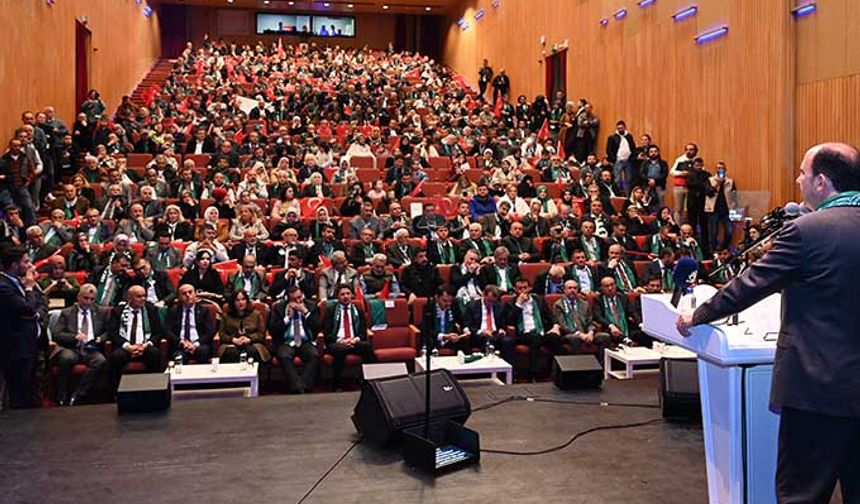 “SİZLERLE BİRLİKTE ŞEHRİMİZİ YARINLARA TAŞIMA GAYRETİNDEYİZ

“Bizde hemşehriliğin tarifi başkadır. Hemşehrilik haritada sınırları olsa da gönüllerde sınırların kalktığı, mesafeler ne kadar uzak olsa da her bir kardeşimizle yan yana omuz omuza olmayı başardığımız bir anlayıştır” diye konuşmasını sürdüren Başkan Altay, “Dünyanın neresinde olursa olsun, Konya’mızı kalbinin derinliklerinde taşıyan her bir hemşehrimiz bizler için büyük bir öneme sahip. Sizlerin görüş ve düşüncelerine her zaman büyük önem veriyor, sizlerle birlikte şehrimizi yarınlara taşıma gayretinde bulunuyoruz. Aramızdaki bu birlik ve beraberliği daha da güçlendirmek ve şehrimizi sizlerin gurur duyacağı bir hale getirmek için aralıksız çalışmaya devam ediyoruz. Sizlerin desteğiyle inşallah Konya’mızı geçmişi kadar görkemli bir gelece taşımak için çaba sarf ediyoruz. Ülkemiz Cumhurbaşkanımız Sayın Recep Tayyip Erdoğan liderliğinde son 21 yılda tarihinin en parlak dönemini yaşarken Konya’mız ise bu büyük atılımda önemli bir pay aldı. AK Parti döneminde son 20 yılda şehrimize tamı tamına 168 milyar 363 milyon liralık büyük bir yatırım gerçekleştirildi. İnşallah bu yatırımlar artarak devam edecek. Konya’mız tüm dünyada yıldızını daha da parlatırken Türkiye Yüzyılı’nın ise incisi olacak. Tüm bu yatırımların baş mimari olan Cumhurbaşkanımız Erdoğan’a, Çevre, Şehircilik ve İklim Değişikliği Bakanımız, hemşehrimiz Sayın Murat Kurum’a sonsuz teşekkür ediyorum” açıklamasını yaptı.