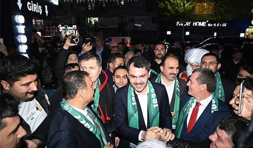 “SELÇUKLU DAR-ÜL MÜLKÜNDEN OSMANLI PAYİTAHTINA SELAMLAR GETİRDİM”

Konya Büyükşehir Belediye Başkanı Uğur İbrahim Altay, İstanbul’daki Konyalılarla bir araya gelmekten dolayı yaşadığı mutluluğu ifade ederek konuşmasına başladı. Selçuklu Dar-ül Mülkü Konya’dan Osmanlı Payitahtı İstanbul’a selamlar getirdiğini ifade eden Başkan Altay, “İstanbul’daki Konyalılar buluşması hem İstanbul’daki kardeşlerimizle dostluğumuzu pekiştirmeye hem de hasret gidermeye vesile oldu. Konya 10 bin yıl önce Çatalhöyük’ten başlattığı kadim yolculuğunu eşsiz kültürüyle bütünleştirmiş, alim ve ulemalarıyla tüm dünyayı etkilemiş, medeniyetlerin beşiği bir şehirdir. Baharda toprak nasıl yeşilleniyorsa, bizler de hemşehrilerimizle kardeşlik bağıyla bağlanıyor, gönüllerimizi kardeşlikle yeşertiyoruz. Aramızdaki dayanışmanın özünü her zaman en derinden hissediyoruz” diye konuştu.