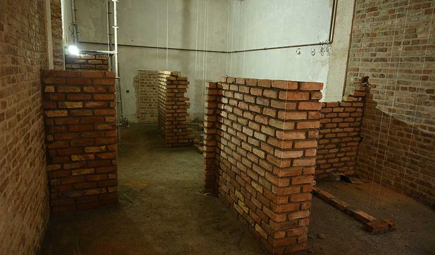Türkiye’nin en büyük ihya projelerinden olan Darü’l-Mülk Projesi kapsamında şehir merkezinde 20 farklı noktada kentsel yenileme, dönüşüm ve restorasyon çalışması yürüttüklerini anımsatan Başkan Altay, Mevlana Caddesi’ndeki Depo No: 4 adını verdikleri eski Tekel Binasını da Darü'l-Mülk bünyesinde restore ettiklerini söyledi.