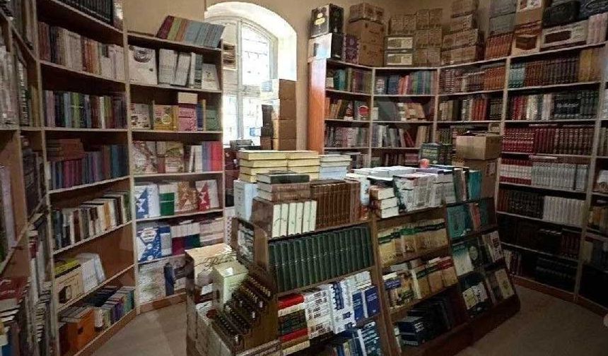 Bir dönem internet kafe olmasıyla da tartışma konusu olan binada an itibariyle kentin önemli markalarından Kitap Dünyası bulunuyor.
