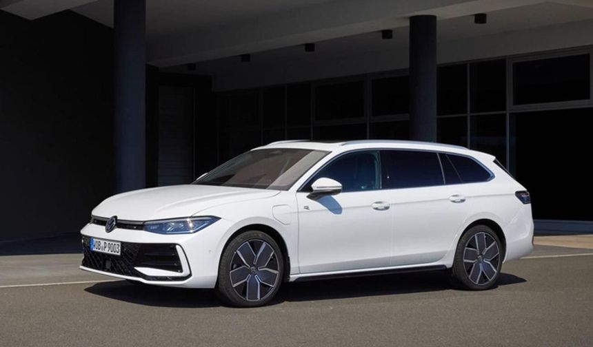 İç mekanda da büyük yeniliklere yer veren Passat Variant, 12,9 inçlik multimedya ekranıyla modern bir teknoloji deneyimi sunuyor. Opsiyonel olarak 15 inçe kadar yükseltilebilen bu ekran, aracın kontrol ve bilgi-eğlence sistemini kolaylıkla yönetmeyi sağlıyor. Aynı zamanda 10.25 inçlik dijital gösterge paneli de sürücünün dikkatini çekiyor.