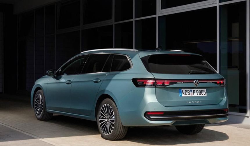 Volkswagen'in en çok satan ikinci modeli olan Passat Variant, dokuzuncu nesliyle birlikte yepyeni bir döneme adım atıyor. Öncelikle dikkat çeken nokta, artık sadece station wagon (kombi) gövde tipi olarak üretilecek olması. Yeniden tasarlanan Passat Variant, MQB evo platformunu temel alarak daha geniş bir yapıya kavuştu. Uzunluğu 144 mm artarak 4.917 milimetreye ulaşan araç, aynı zamanda 50 mm daha uzun aks aralığına sahip.