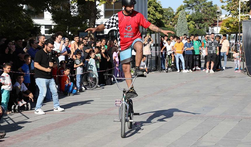 Daire başkanlarından oluşan heyet, daha sonra Konya Büyükşehir Belediyesi'nin Akıllı Ulaşım Uygulamaları ve Trafik Kontrol Merkezi, Tramvay Atölyesi, Paylaşımlı Bisiklet Sistemi, Bisiklet Tamir İstasyonu ve Farklı Tasarım Bisiklet Parkları, Katanersiz Tramvay Hattı ve Otobüs Atölyelerini ziyaret etti. Heyet ayrıca bisiklet tramvayı ve Alaaddin-Adliye arasında hizmet veren katanersiz tramvayla da yolculuk yaptı.