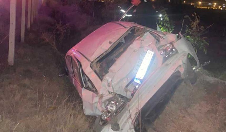 Kadınhanı-Kızılkuyu Yolu üzerinde gerçekleşen bu talihsiz kaza, bölgeyi sarsarken, olay yerine itfaiye ve sağlık ekipleri hemen sevk edildi. Ekipler, aracın şarampole düşmesinin ardından araçta sıkışan yaralıları kurtarmak için yoğun çaba sarf etti.