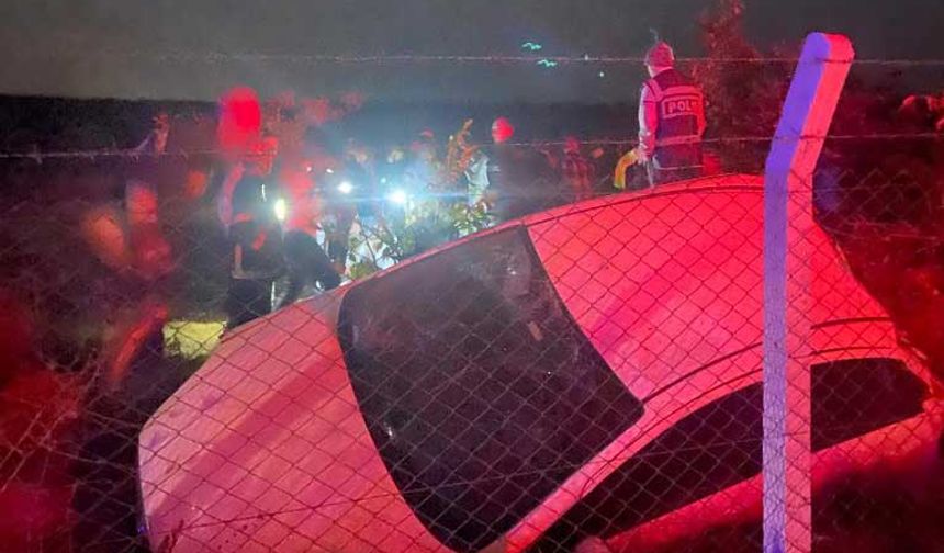 Konya'nın Kadınhanı ilçesinde dün meydana gelen trafik kazasında, sürücüsünün direksiyon hakimiyetini kaybetmesi sonucu araç şarampole düştü. Neyse ki, hızlı müdahale sayesinde araç içinde bulunan 3 kişi yaralı olarak kurtarıldı.
