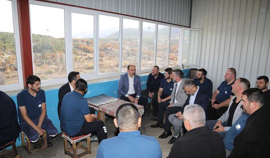 Beyşehir Huğlu Mahallemizi ziyaret ettik. Özellikle Huğlu Tüfek Kooperatifimizi ziyaret ettik. Türkiye'ye, hatta dünyaya örnek bir işletme modeliyle tüm Huğluluların birlikte oluşturdukları ve artık 20 milyon dolar ihracat hedefini aşan bir tesis ortaya çıkmış. Huğlu, üretmeye devam ediyor.