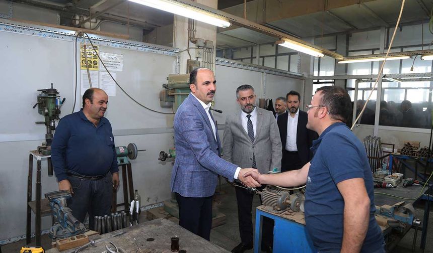 Huğlu Av Tüfekleri Kooperatifi Tekstil Atölyesi'nde de incelemelerde bulunan Başkan Altay, daha sonra esnafla ve vatandaşlarla bir araya geldi.