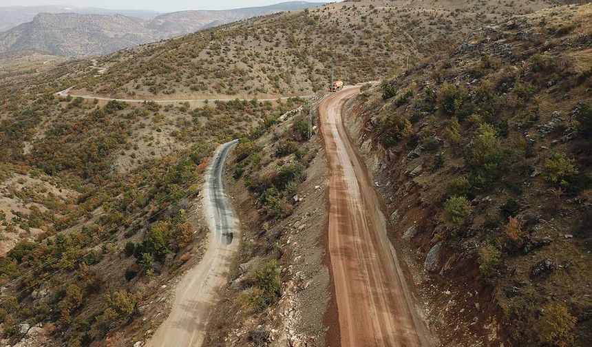 Doğanhisar'da Deştiğin ile Konakkale mahalleleri arasındaki yolda güzergah iyileştirme çalışması yürüten Büyükşehir Belediyesi, 4 milyon liralık yatırımla yolu genişletiyor ve stabilize malzemeyle kaplıyor. 