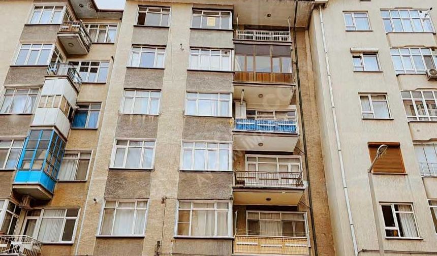 MÜLK SAHİPLERİ SADECE PARA İSTİYOR

Mülk sahiplerinin sorumsuz davranışları nedeniyle söz konusu bölgelerde yaşanan uygunsuzluklar da artık vatandaş tarafından alışılagelmiş bir hal aldı. Bozulan asayiş ve yaşanan huzursuzluklar ise mülk sahiplerini hiç ilgilendirmiyor.