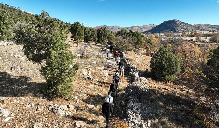 Konya Büyükşehir Belediyesi'nin Zengibar Yürüyüş Yolu'ndaki keşif, rota kaydı, yön levhaları ve düzenleme çalışmalarını tamamlamasının ardından 13 kilometrelik ilk etap yürüyüşü gerçekleştirildi. Etkinliğe çeşitli üniversitelerden akademisyenler, öğrenciler ve doğa tutkunları katıldı.