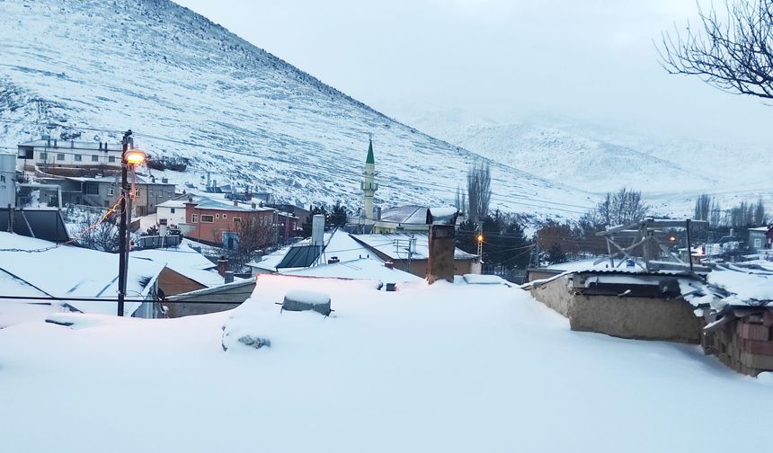 Meteoroloji İşleri'nin tahminlerine göre Konya'da Pazartesi ve Salı günleri aralıksız kar yağışı görülecek. Yayınlanan tahminlerde kar yağışı gece yarısından itibaren başlayacak ve Salı günü de sürecek.