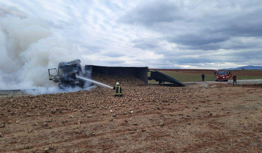 Olay yerine ulaşan itfaiye ekipleri yanan tıra hızla müdahale etti.