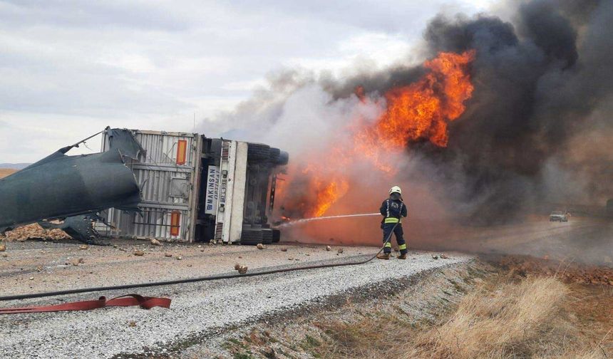 Kaza sonrası 42 L 9193 plakalı tır alev alev yandı.