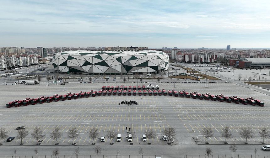 Törende konuşan Başkan Altay, Konya'nın toplu ulaşımında önemli bir yatırım yaptıklarını söyledi. Altay, geçen yıl 127 otobüs aldıklarını ve şu an itibariyle 53 otobüsü daha hizmete alarak otobüs filosunu daha da güçlendirdiklerini kaydetti.

