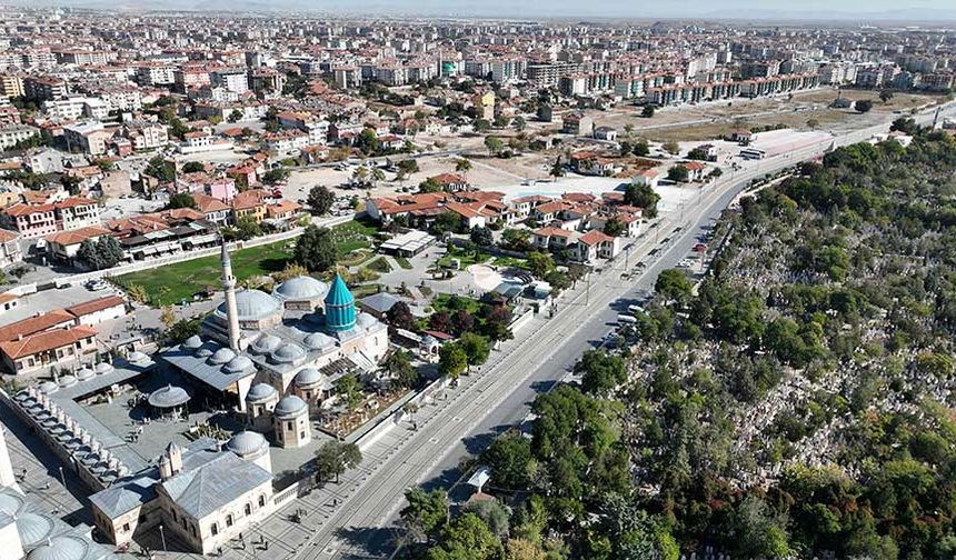 Konya'da Mevlana Müzesi'nde bayram yoğunluğu: Ziyaretçi akını sürüyor