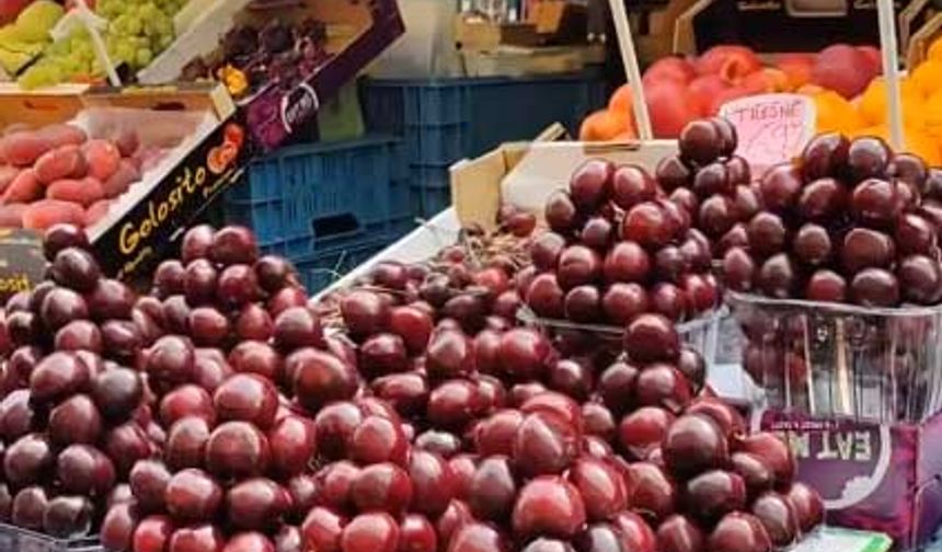 Türkiye'de gıda fiyatlarındaki artış, vatandaşları zorluyor. Yüksek enflasyon nedeniyle satıcılar her gün fiyatları artırırken, pazarlarda Türkiye'de üretilen birçok ürün bulunamıyor veya çok yüksek fiyatlarla satılıyor. Bu durum, Akşehir kirazı gibi ürünlerin de yurtdışına ihraç edilmesiyle daha da belirgin hale geliyor.


