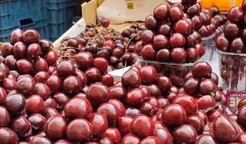 Konya'nın Ereğli ilçesinin meşhur sarı kirazı da üretici-satıcı-alıcı sarmalına kurban gitti. Tarlada 18 liraya satılan sarı kiraz, semt pazarlarında 80-120 TL arasında fiyatlarla satılıyor. Birçok çiftçi, yıllardır emek vererek yetiştirdiği kiraz ağaçlarını sökmek zorunda kaldı.

