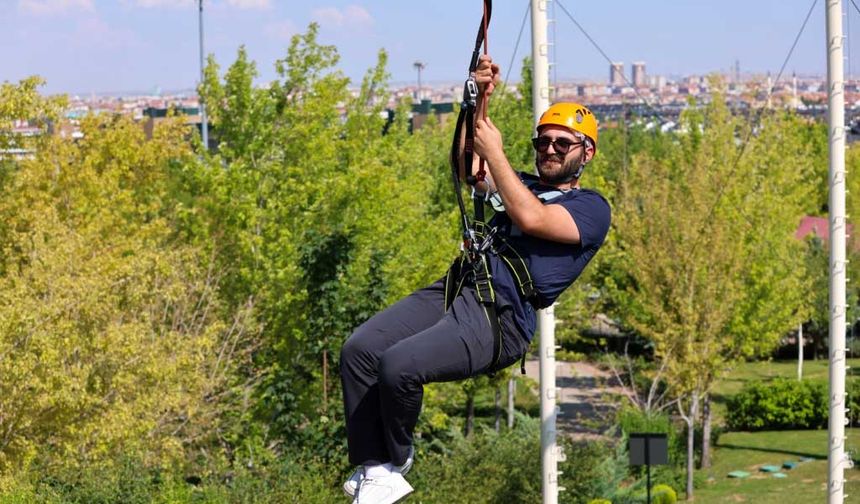 Zipline ile Uçuş Heyecanı

Konya’nın ilk Macera Kulesi olma özelliğine sahip olan Kelebekler Vadisi'ndeki kulede, iki yükseklik arasında halatla yapılan sportif aktivite olan zipline (kaytel) da bulunuyor. 15 metre yüksekliğindeki kuleden 250 metre uzaklıktaki alana yapılan aktivite ile macera severler, Kelebekler Vadisi'nin muhteşem manzarasını seyrederken keyifli bir uçuş gerçekleştiriyor.